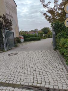 Einfahrt von der Breitscheidstraße
