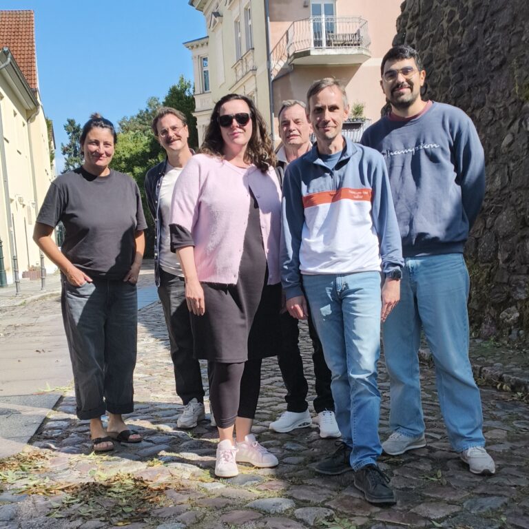 Ein Teil der Teilnehmer des Selbsthilfegruppentreffens der Cluster Hilfe Brandenburg beim Gruppenfoto in Bernau bei Berlin.